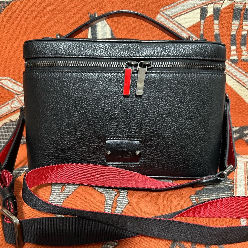 CHRISTIAN LOUBOUTIN❤️🌟BLACK LEATHER KYPIPOUCH CROSSBODY BAG W/ RED INTERIOR⭐️
